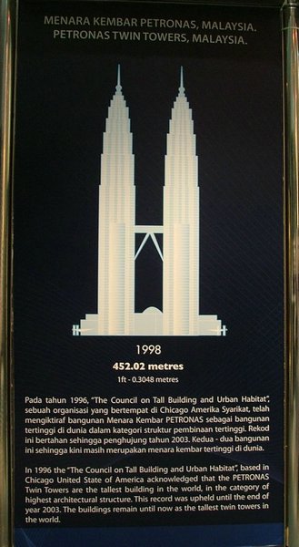015a Petronas Towers.JPG