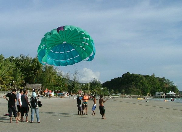334 Parasailing Pantai Cenang beach.JPG