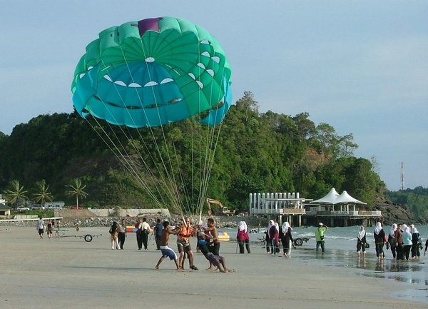 339 Parasailing Pantai Cenang beach.JPG