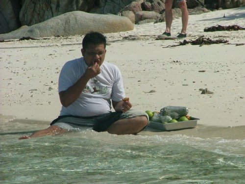 352 Pulau Perhentian Nash met fruit .JPG